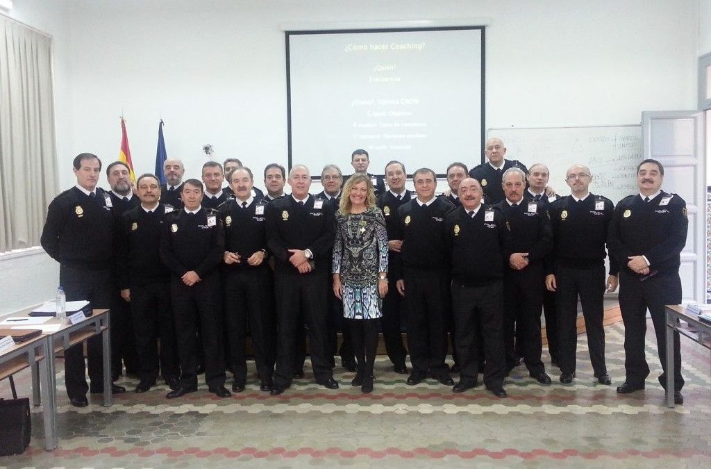 Fotografía de Pilar Jerico recibiendo medalla al mérito policial