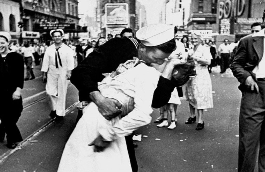 Fotografía antigua blanco y negro de un marinero besando a una chica