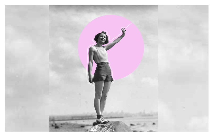 Fotografía de una mujer en blanco y negro con un círculo rosa atrás de ella