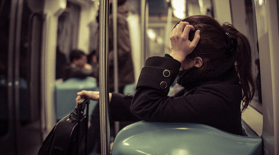 Fotografía de una mujer en el metro