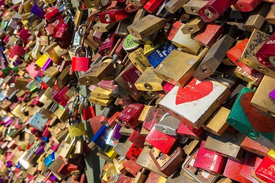 Fotografía de numerosos candados en el puente del amor