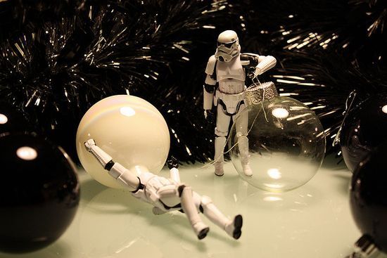 Fotografía de unos troopers de Star Wars con unas bolas de Navidad