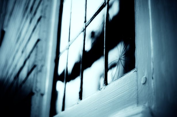 Fotografía de una ventana con un cristal roto
