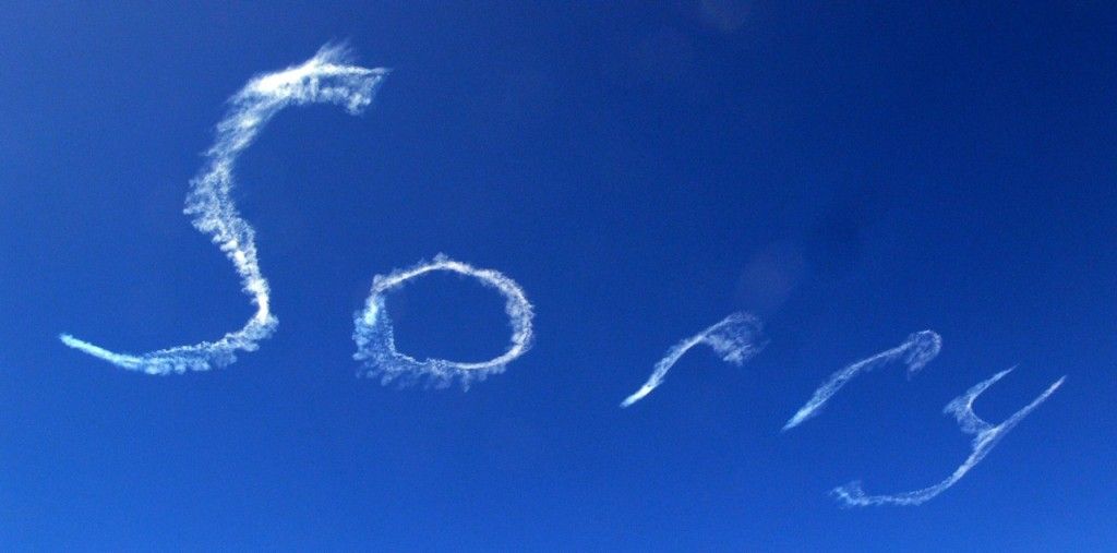 Fotografía de la estela de un avión que forma la palabra "Sorry"