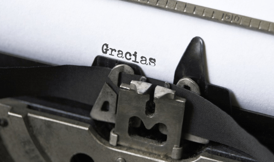 Fotografía de la palabra "Gracias" escrita en una máquina de escribir