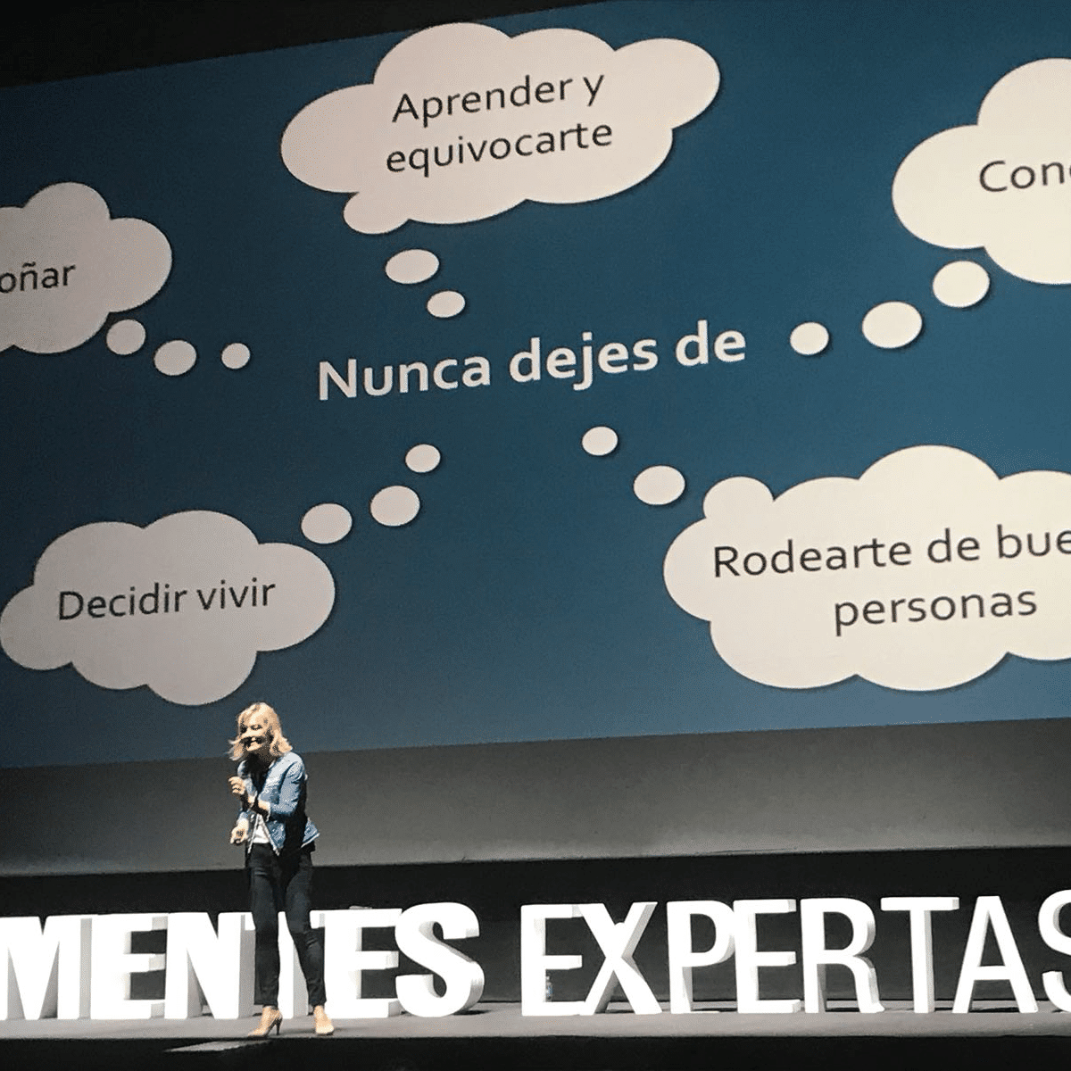 Fotografía de Pilar Jericó en la conferencia "Mentes expertas"