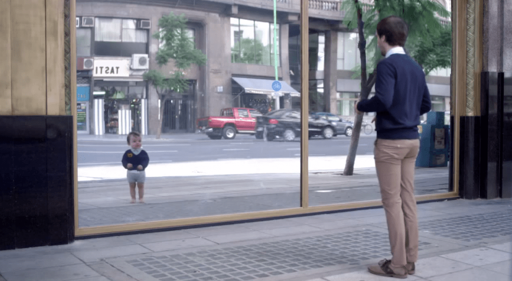 Fotografía de un hombre que ve en su reflejo a su yo niño